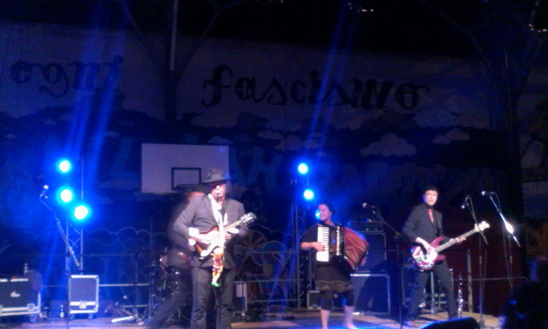 Radiondarossa's tweet photo. Live con i @44LENINGRAD al #csoaExSnia
#festaROR #40anni https://t.co/ONef3FuvHa https://t.co/Azf4sYciCy