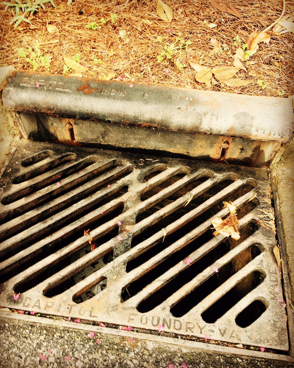 CaleMadewell's tweet photo. Waiting on #pennywise . @StephenKing #IT #afterthestorm #Writer #darkfiction #horror #constantreader #StephenKing #scarystories #storm https://t.co/sAvYZZwYPa