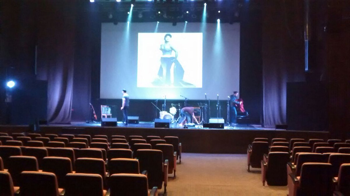 PrensaCabrera's tweet photo. En minutos @SolCabreraOk estará probando sonido para el show de esta noche en #CarasyCaretas https://t.co/PRmWPpa7od