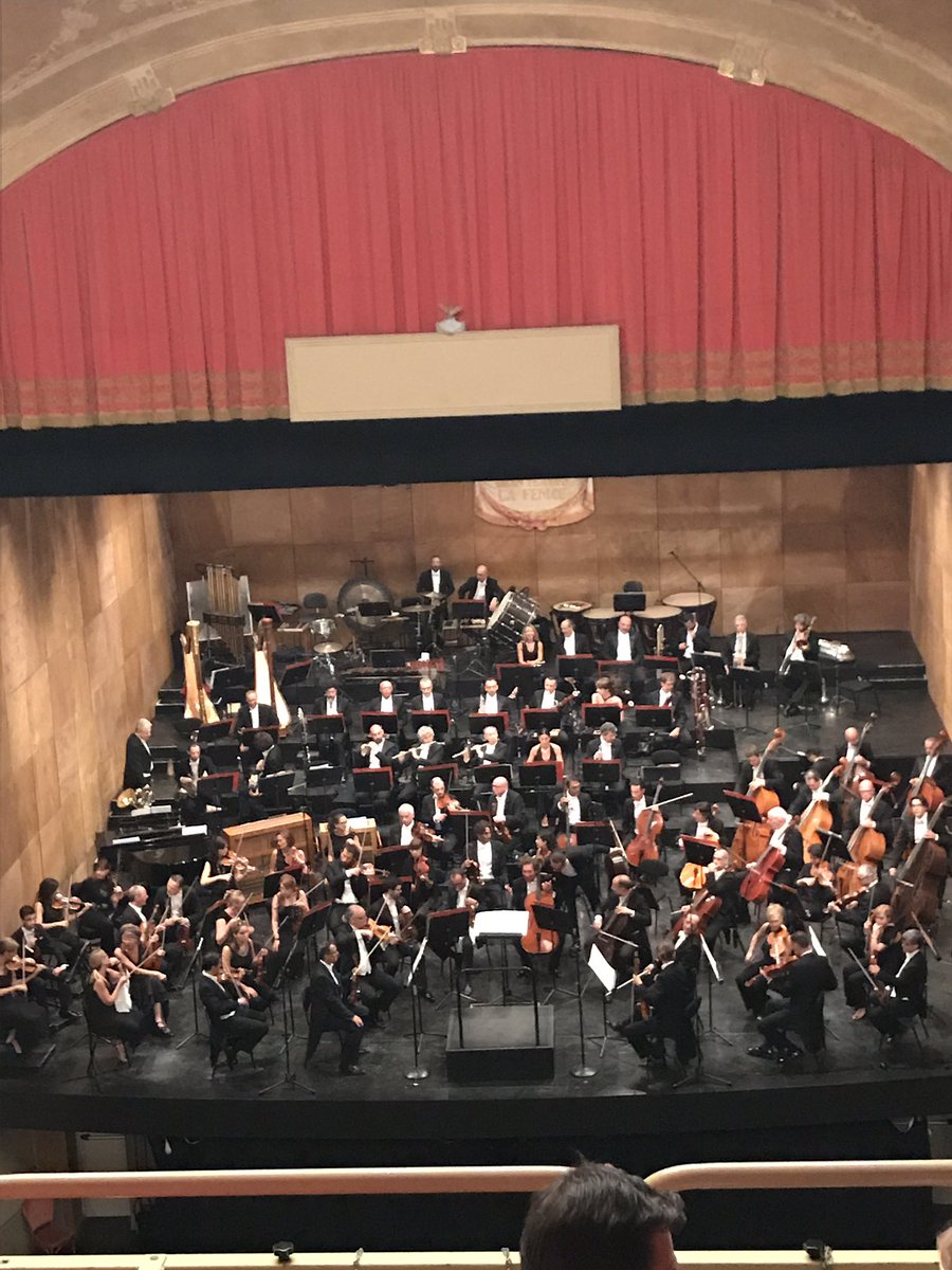 RamonSobrino1's tweet photo. Gran concierto @riccardofrizza @teatrolafenice #TeatroMalibran #Estreno #CiòCheResta @SilviaColasanti, 5ª de #Schubert, #Marinuzzi https://t.co/8fJ4z6NqfA