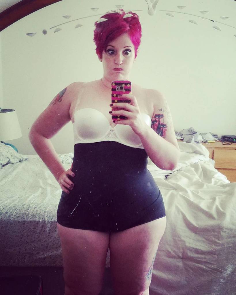 hollyannpinup's tweet photo. Behind the scenes #shapewear #girdle #chubby #thickthighs #rhick https://t.co/TRi1lGF3LO