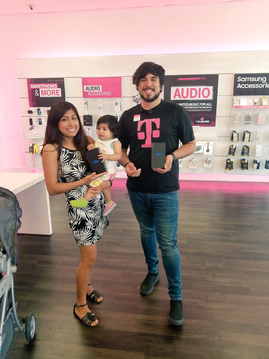 Team Pico &amp; Union with happy guest taking advantage of Samsung BOGO offer! @TMW_team @TMW_team