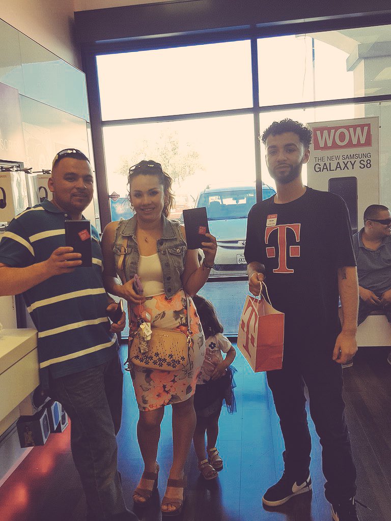 Hector from Team Bell Gardens with happy Samsung BOGO customers!@TMW_team <a href="/kris_lewis33/">Kris Lewis</a>