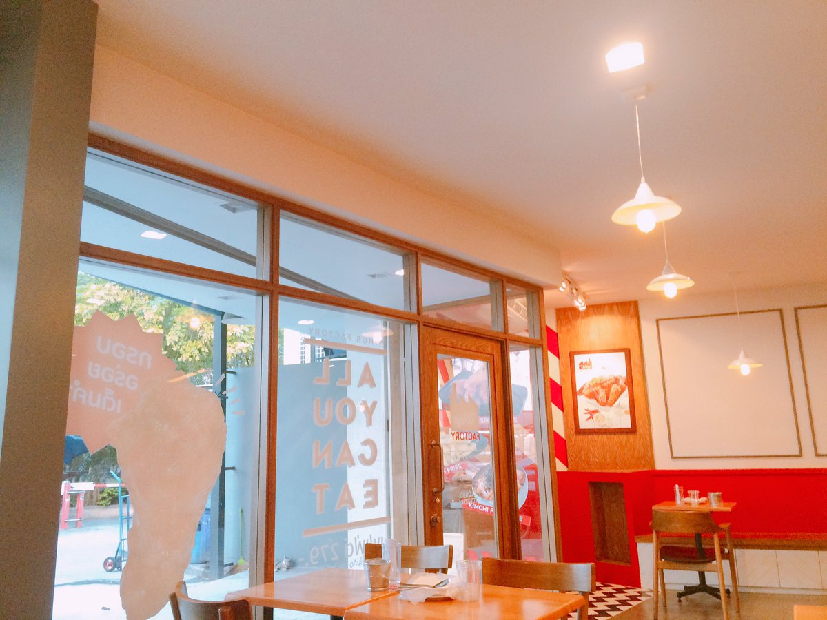 aroundthegirls_'s tweet photo. 📍Wings Factory ใน Coco BTSราชเทวี ทางออก2 ราคาหัวละ 279 รวมน้ำ โดยรวมทุกอย่างโอเค ไก่อร่อย ส่วนตัวชอบเฟรนฟรายมากกกค่ะ 🍟 #อร่อยไปเเดก @aroii https://t.co/FGFbPcm9LK