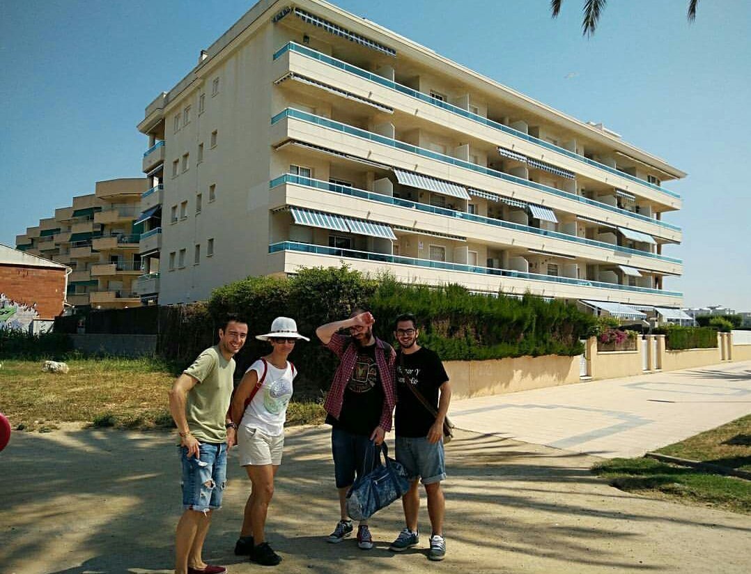 Nomescultura's tweet photo. Frstival de l'Humor de Cunit. Tour Còmic amb en @gestadella/1. Edifici solitari. #feshumorcunit17 #humorybuenrollo #instacunit #cunit https://t.co/tRuEfsaHyk