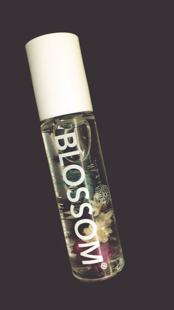 ブロッサムグロス。
これ、中に花が入ってるのです。
さっき友達から誕生日プレゼントで貰ったけど、匂いがめっちゃいいから香水として使えそう。(^_^)v
でもグロスだからな、、、笑笑