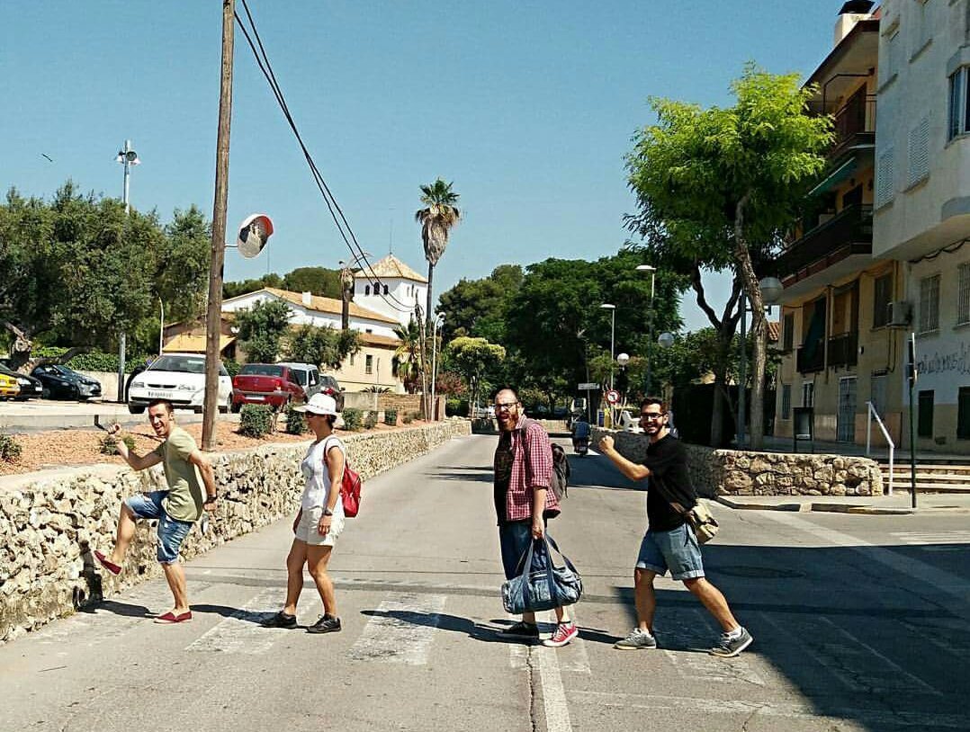 Nomescultura's tweet photo. Frstival de l'Humor de Cunit. Tour Còmic amb en @gestadella/3. Abbey Road. #feshumorcunit17 #humorybuenrollo #instacunit #cunit https://t.co/hGDCxdsXq1