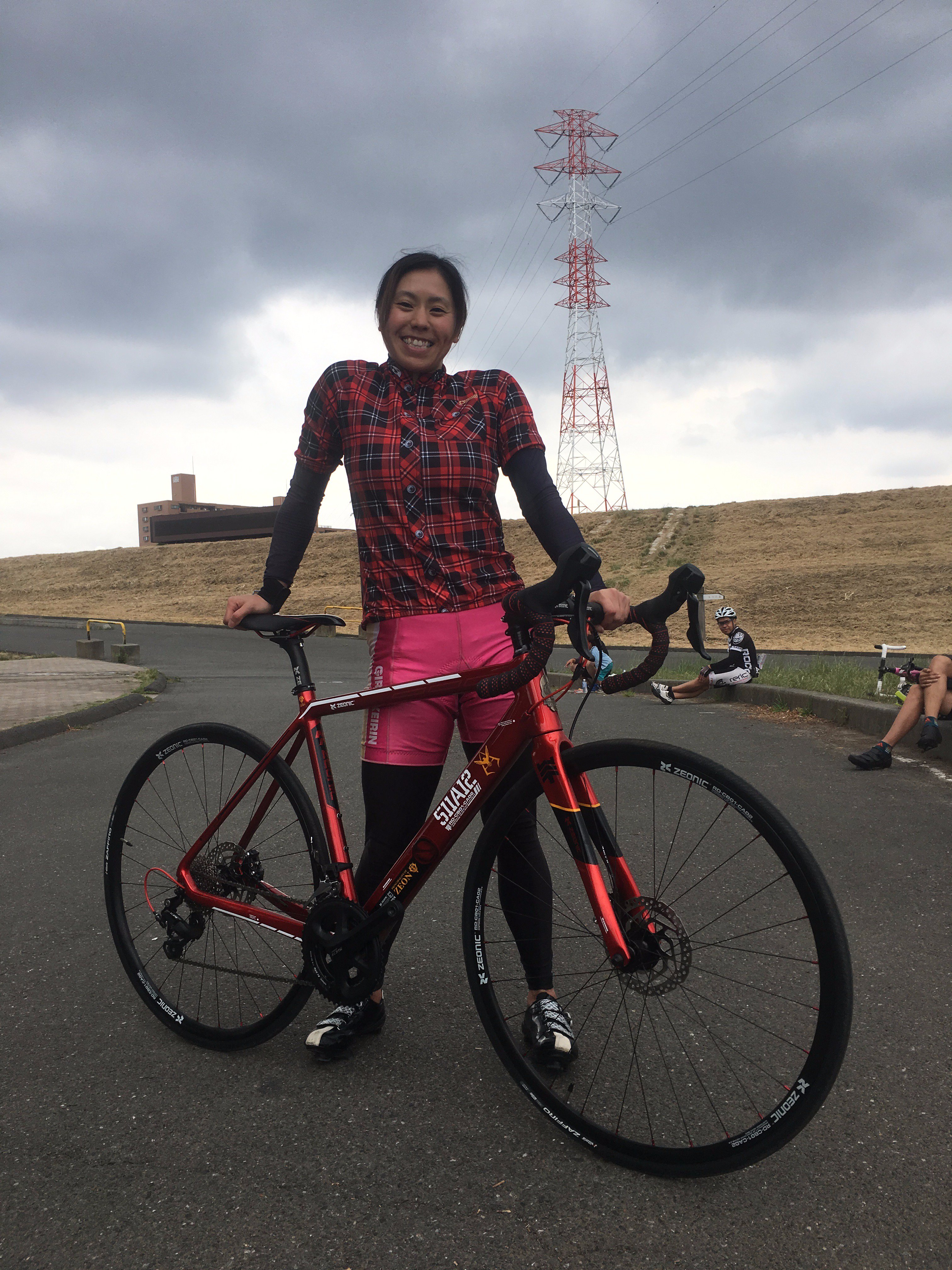 アヴァンギャレージ シャア専用ロードバイク無料試乗会 なんとガールズケイリンの関口美穂選手に試乗していただきました 試乗コースをさすがのスピードでまさに大地を駆ける赤い彗星 楽しんで頂けたようでした 写真も撮って頂きありがとうございました