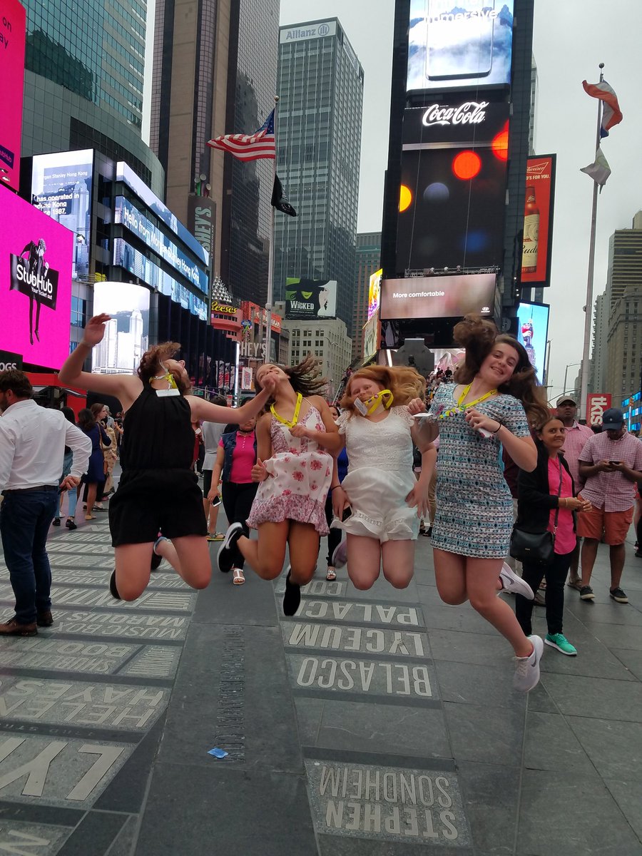 jenny8675309mn's tweet photo. @thedeuceradio #thedeuceisloose #timessquarerocks https://t.co/u42q8pJv5R