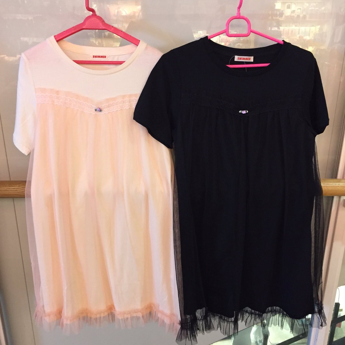 スイマーイオンモール鹿児島店 ひさしぶりにお洋服入荷してます チュールtシャツワンピ 2400 税 トレンドのチュールワンピースです 1枚で楽にオシャレが楽しめます ﾉ 胸元のローズ で 女の子らしさあっぷです ʚ ɞ こちら