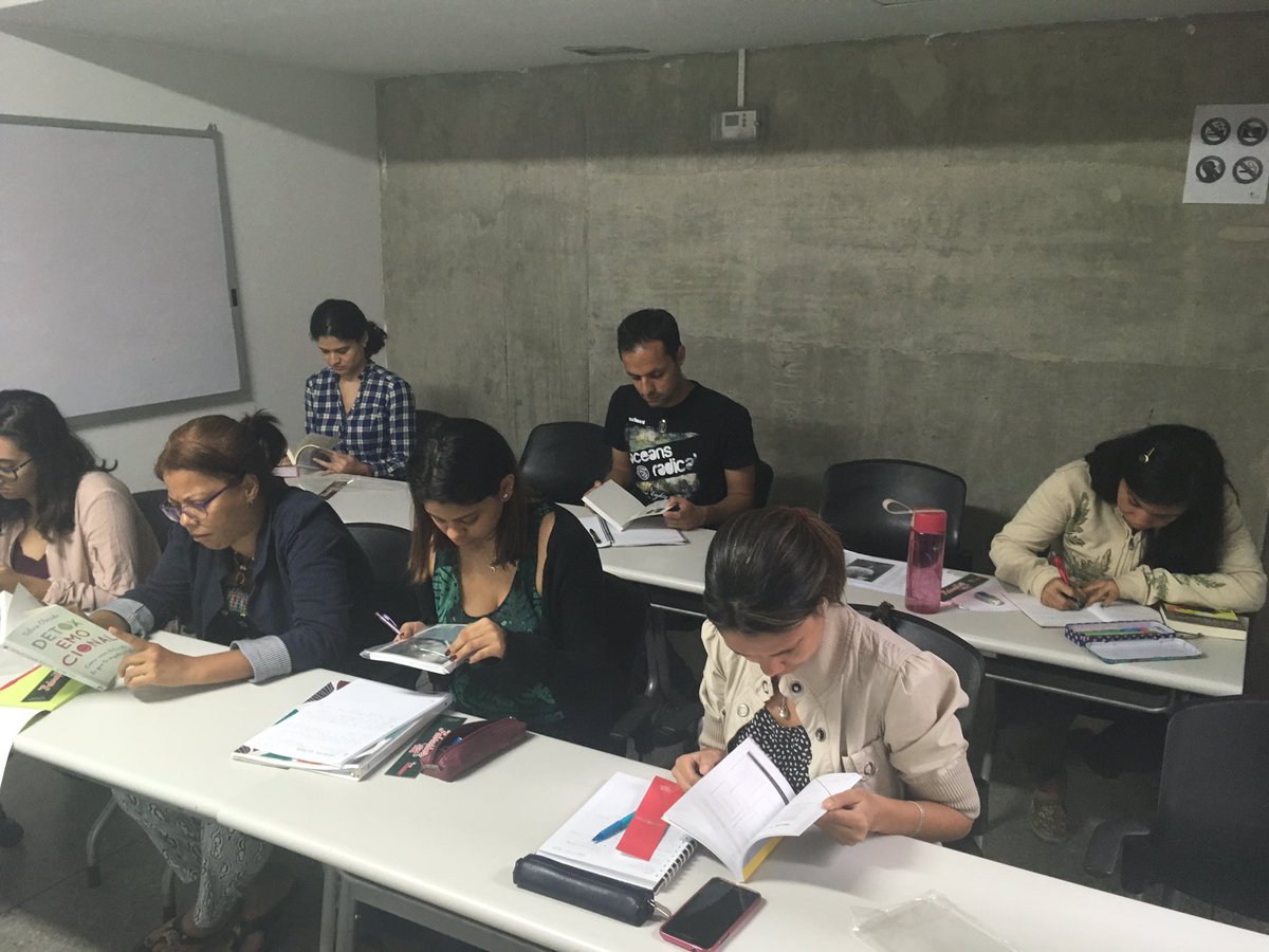JemLuza's tweet photo. Hoy en el taller #PromoLibrosBLPG conversamos sobre el mercado editorial venezolano. ¡Gracias a la @BibliotecaLPG!

#IsshoniConVilma https://t.co/8f0iSPalt1