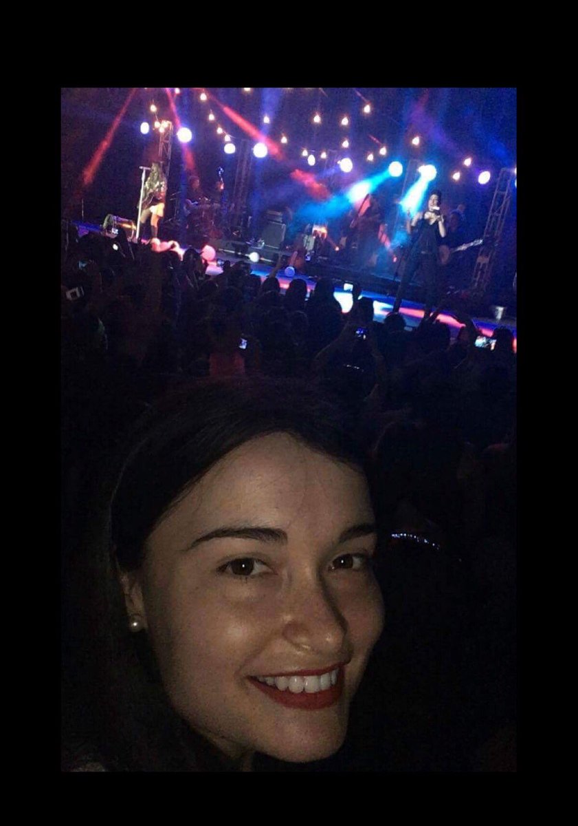 haashfansbycaro's tweet photo. Soy Carolina y me encantaría poder abrazar y tomarme una foto con @haashoficial el 30/06 en Chile #diganquesiAshyHanna las amo infinito ❤️💋🌹 https://t.co/Z4FD2EajLo