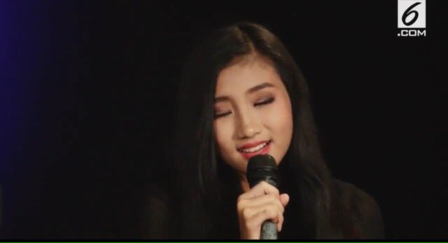 Claudia bening-bening-yg termuda