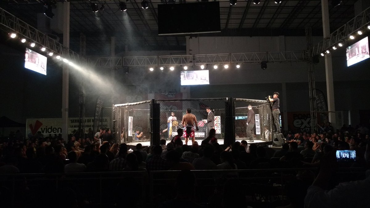ElMorroMid's tweet photo. #XMA6 "Bombardero" Cardozo vs Carlos "El espera" Lira https://t.co/7XGhQ5xwpW