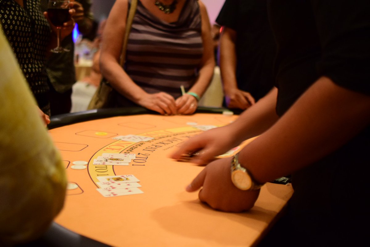 HiltonPDC's tweet photo. ¡Seguimos con el excelente ambiente en esta #NocheDeCasino ♠🍸en beneficio de @SOSELARCA! 🐕
Únete, diviértete y apoya 😉
#SalonSol #TheRoyal https://t.co/dLEZt3vGDQ