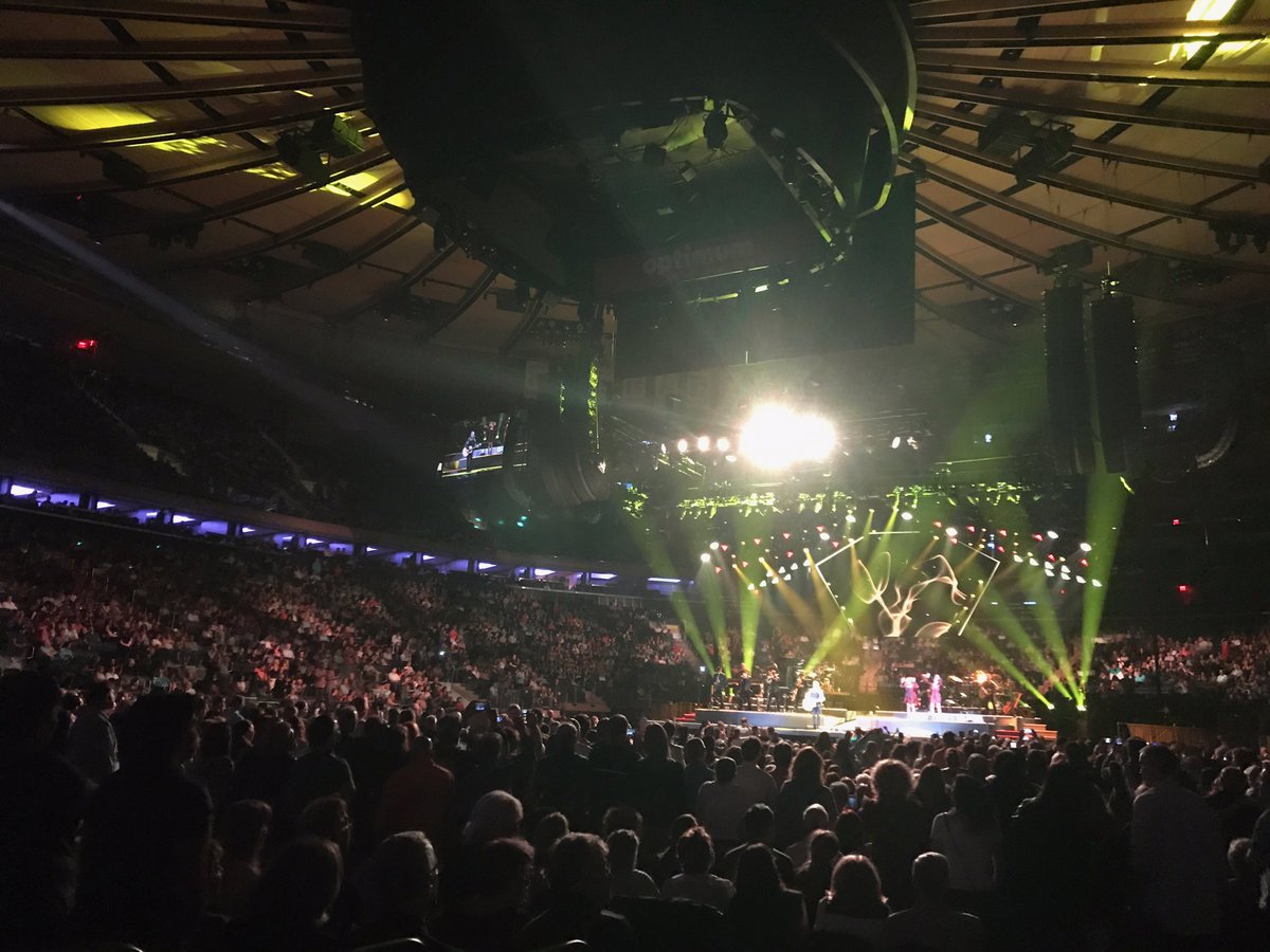 TheGarden's tweet photo. Nothing quite like hearing a Sweet Caroline sing-a-long inside The World's Most Famous Arena! #NeilDiamondMSG https://t.co/4C0VkzEBB8