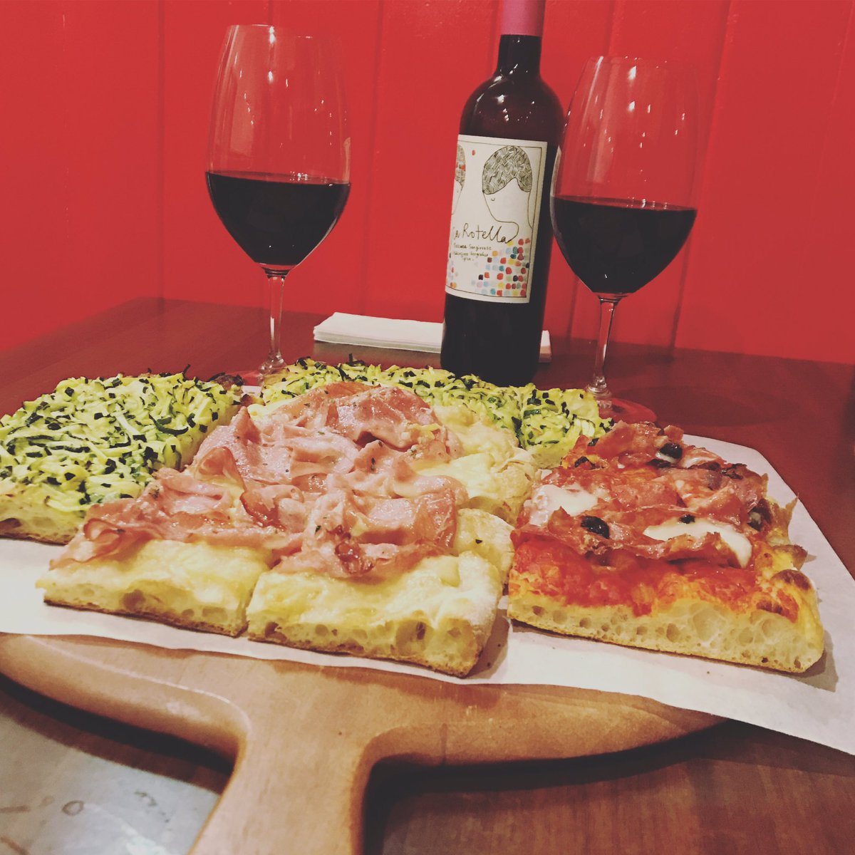 lievitapizza's tweet photo. Roman pizza al taglio. Italian red wine. And a red door. We got you covered. ✂️🍕😋🇮🇹🍷🔴🚪 https://t.co/ET7xh7WFWg