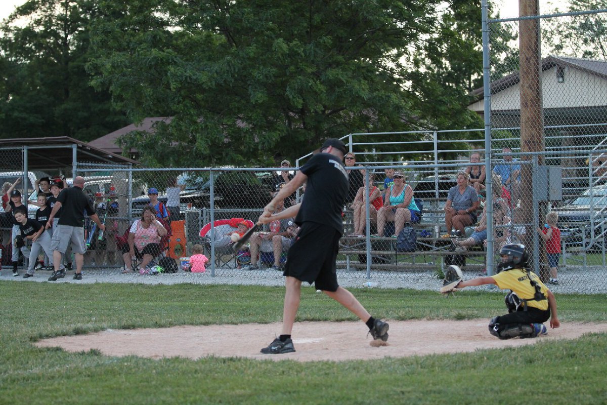 JeremyRent1977's tweet photo. Dad went yard tonight! #bombcentral https://t.co/yc6Y5r1wdm