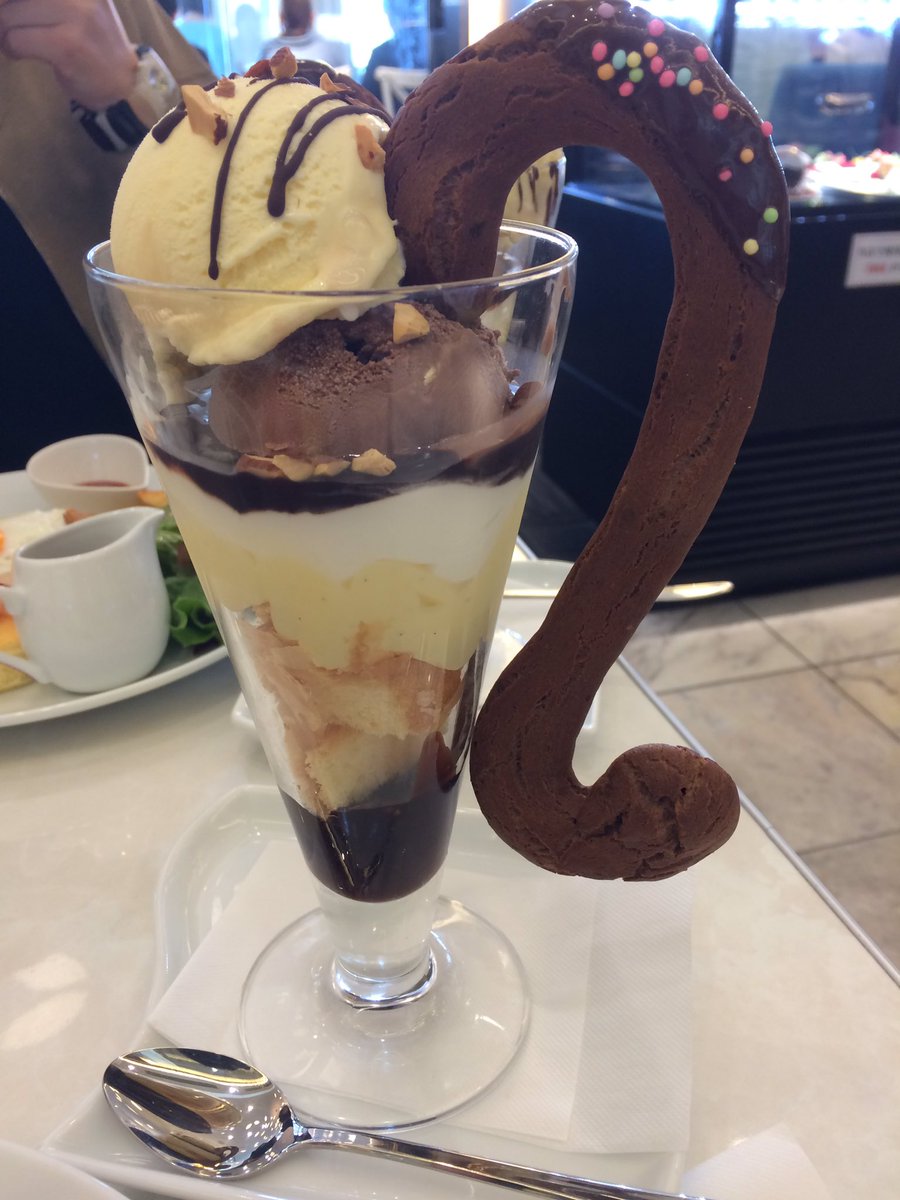 O Xrhsths いりさん Sto Twitter メタナイトが夜な夜なこっそり食べてるパフェ と 今日食べたラポーズのチョコレートパフェ