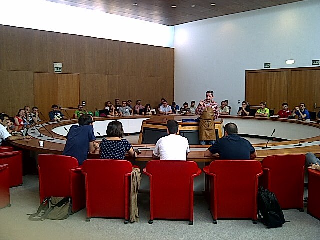 LaJamoneria's tweet image. En el #AOS2012, por lo menos algo mejoró: no fue endogamia 100%, que hubo un tío dando la brasa que sólo sabía de cortar jamón ;-P