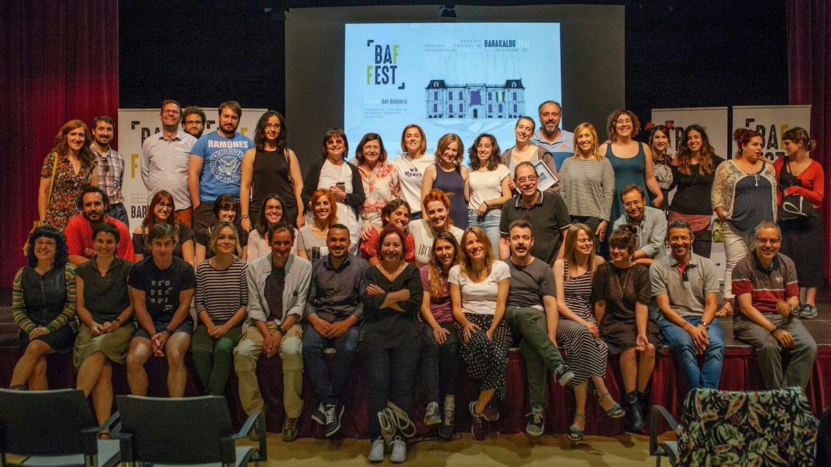 baffest_eus's tweet photo. Foto de familia. Jornada de #Fotografía #BAFFEST17. Ayer, en C. C. Clara Campoamor de #Barakaldo. https://t.co/WmcOiaCI2P