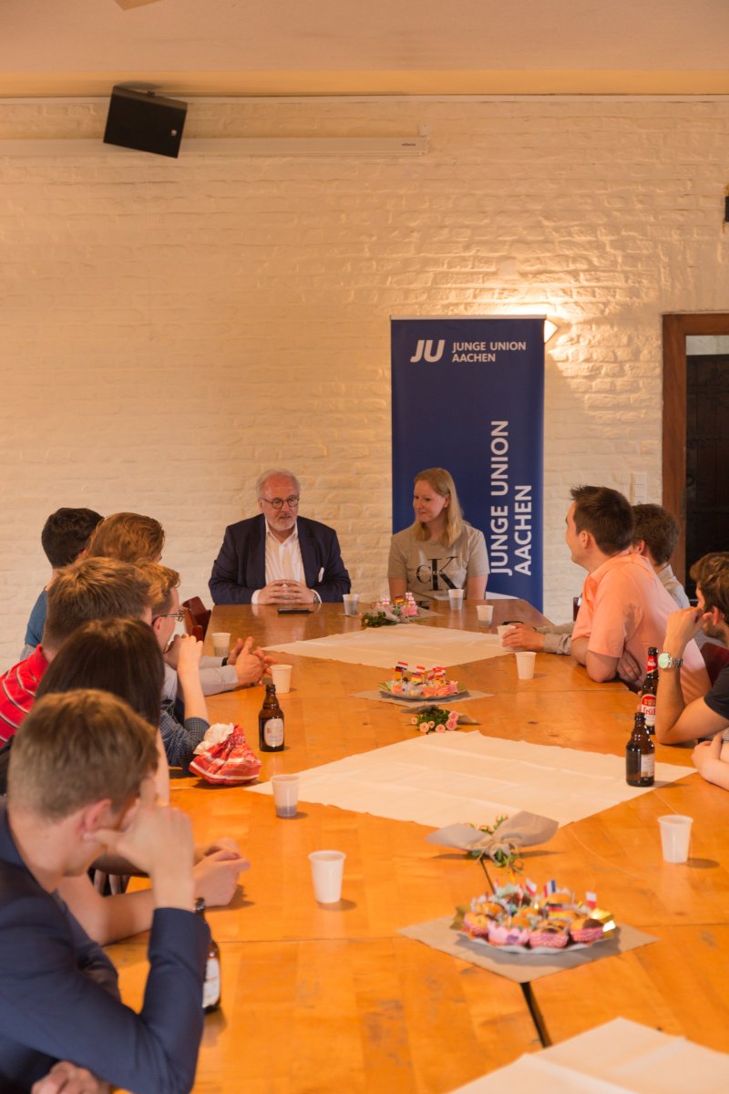JUAachen's tweet photo. Gestern fand unser "Europäischer Abend" mit Rudolf Henke MdB statt. Vom überzeugten Europäer Helmut Kohl bis zum bevorstehenden Wahlkampf! https://t.co/sxziLVY6LG