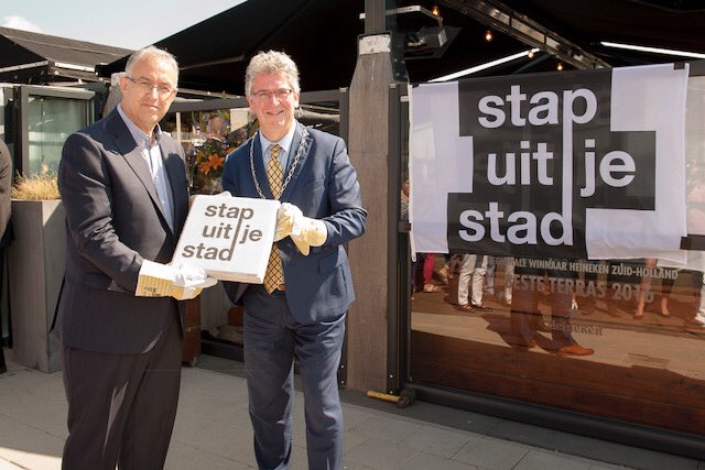 StapUitJeStad's tweet photo. Burgemeesters Haan en Aboutaleb hebben gisteren de eerste Stap Uit Je Stad tegel geplaatst en daarna ook even op de foto met het selfiebord https://t.co/JFi2LzwzIb
