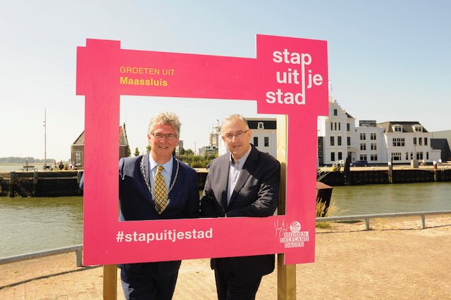 Burgemeesters Haan en Aboutaleb hebben gisteren de eerste Stap Uit Je Stad tegel geplaatst en daarna ook even op de foto met het selfiebord