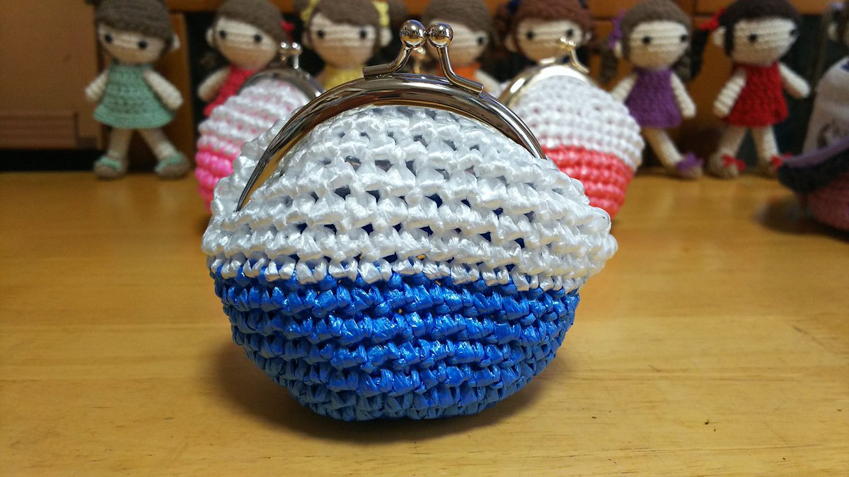 Mamika 積水のピンクのテープでも 作ってみたけど やっぱりちょっとゴワゴワするので がま口にはダイソーテープが いい感じ ということで3色作ってみました スズランテープ ダイソー がま口 かぎ針編み