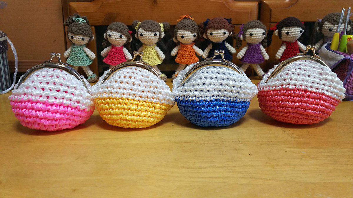 Mamika 積水のピンクのテープでも 作ってみたけど やっぱりちょっとゴワゴワするので がま口にはダイソーテープが いい感じ ということで3色作ってみました スズランテープ ダイソー がま口 かぎ針編み