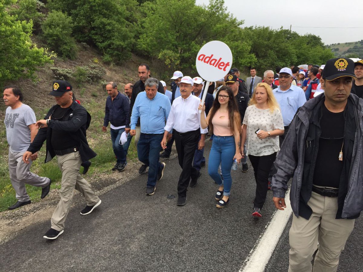 #AdaletYürüyüşü 4. gün. Genel Başkanımız Kemal Kılıçdaroğlu ile aile boyu yürüdük. Tüm aileler için adalet.