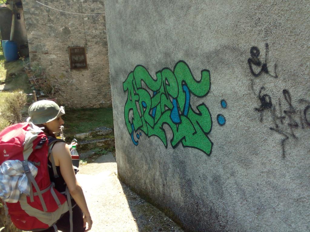 mircorat's tweet photo. #vaghestelle #geografievaldastiche graffito in contrada https://t.co/NBkAuETKui