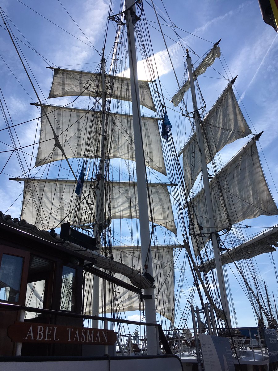 PippoPhoenix's tweet photo. RT @tulips_holland
Good morning from the Hanseatic Days in Kampen! #hanze2017 #Kampen ☀️😎
https://t.co/x8B5zTwqYK