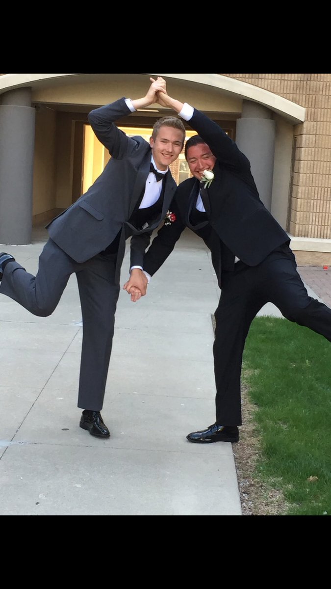 LHSCabin2k17's tweet photo. Happy Birthday to the A1 Day1 future roommate Niclutcholas🎉 @OchNick We'll see if Iowa is ready for us😈🐤 https://t.co/Qpf3DcC4ei