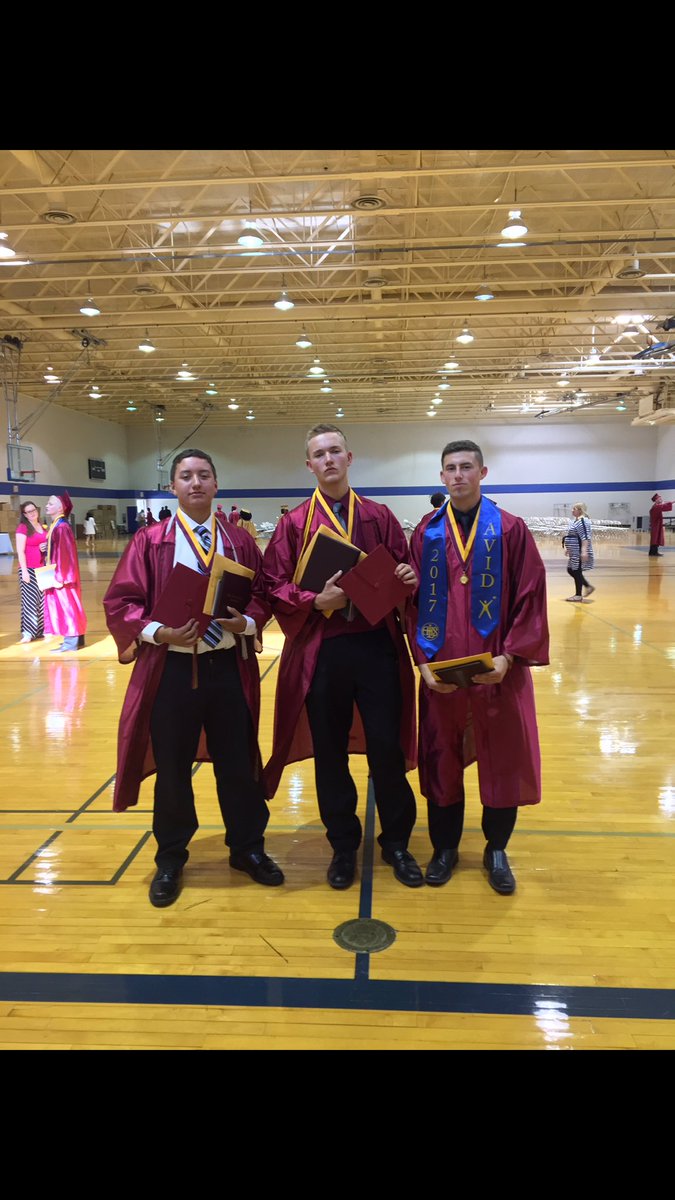 LHSCabin2k17's tweet photo. Happy Birthday to the A1 Day1 future roommate Niclutcholas🎉 @OchNick We'll see if Iowa is ready for us😈🐤 https://t.co/Qpf3DcC4ei