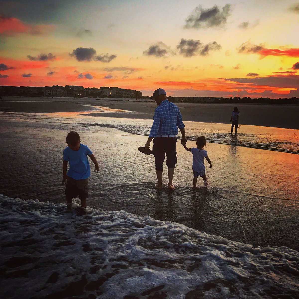 attorneyconrad's tweet photo. Sweet beach pics with the family #HiltonHead @hiltonheadsc @HiltonHeadBeach @BeachPropHHI https://t.co/iTzGiyXVdO