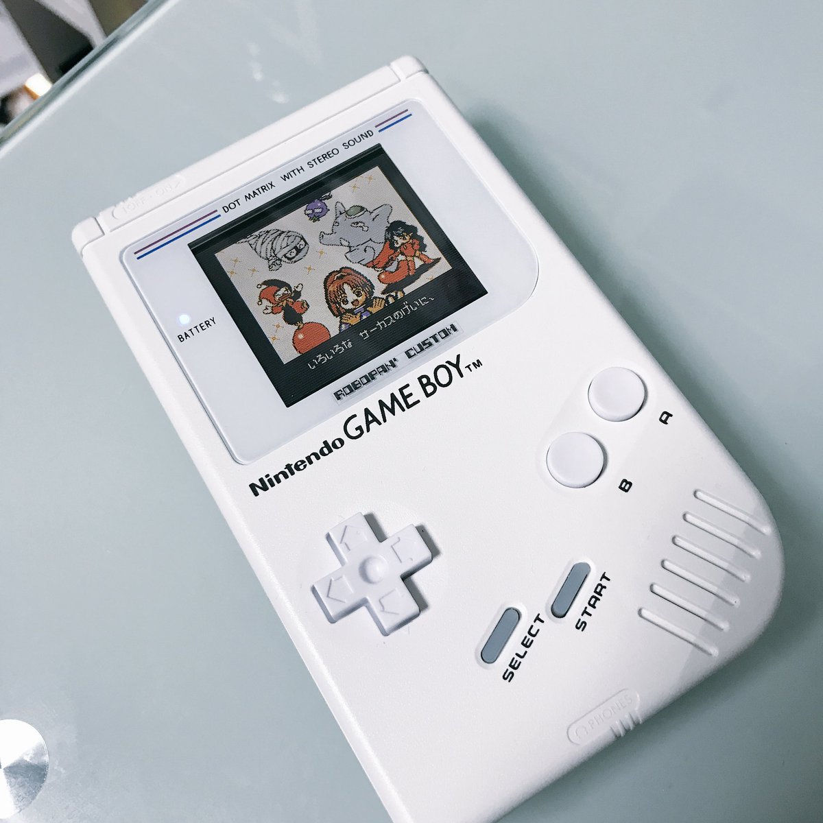 ロボパン Twitterren 中はgbaspのワイドサイズの液晶なので 当然電源ledも工夫が必要です Ledの下は液晶 1 9vの部分に2 7vのledを付けているので 電源ledが消灯後でも 30分以上は稼働しました 今回も 充電中は スタートセレクトボタンが発光します