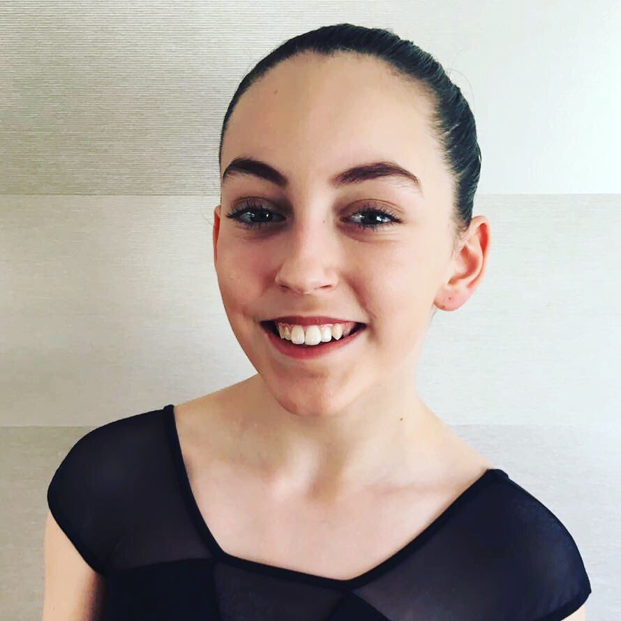 buzztheatrearts's tweet photo. Well done to #buzzdancers Isla for a beautiful performance in swan lane with the @EYBallet 👏👏👏 https://t.co/Kh5Rit7xht