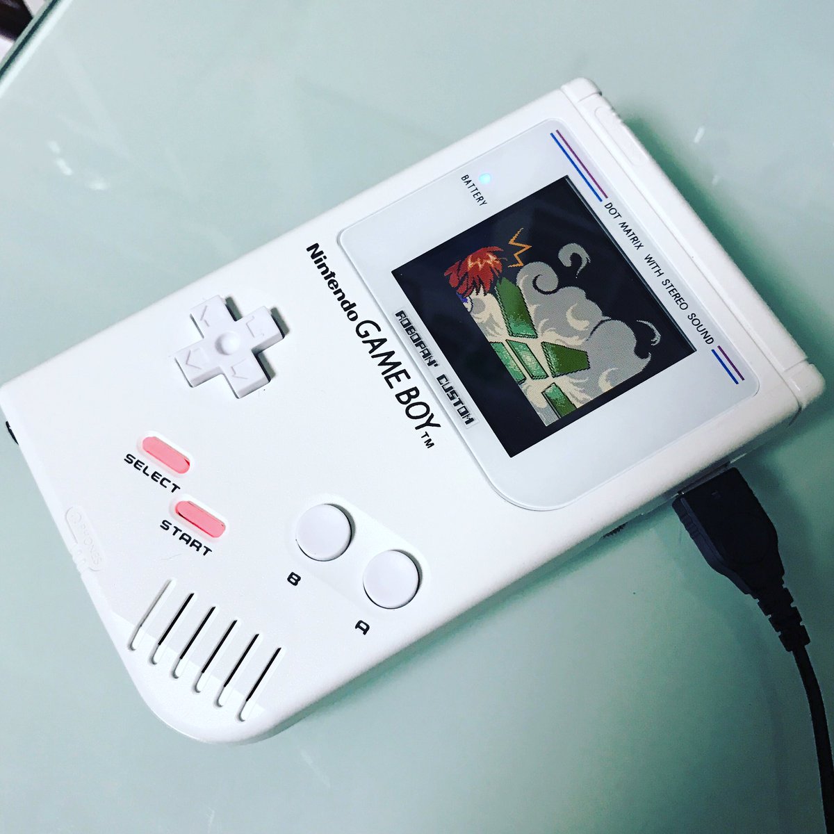 ロボパン Twitterren 中はgbaspのワイドサイズの液晶なので 当然電源ledも工夫が必要です Ledの下は液晶 1 9vの部分に2 7vのledを付けているので 電源ledが消灯後でも 30分以上は稼働しました 今回も 充電中は スタートセレクトボタンが発光します