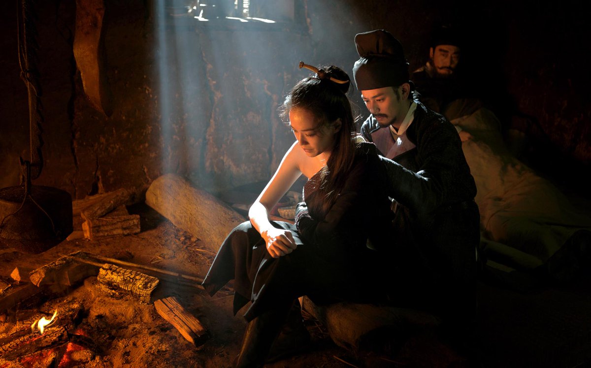 buki_bot's tweet photo. 일본 배우 중에서 츠마부키를 선택한 이유는 "그 말고는 다른 사람이 생각나지 않았다"고 단언. "그는 누구에게나 호감을 주는 사람이라고 생각해요. 빛과 그림자로 말하자면 빛. 주인공이 그림자 쪽이니 대조적인 존재로서 다른 사람은 생각할 수 없었습니다. https://t.co/XeiLpIfwk8