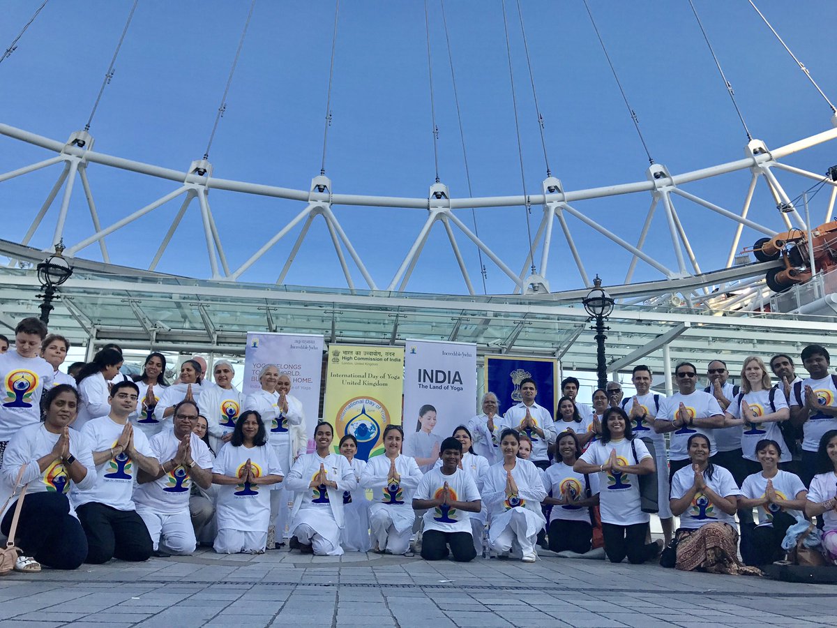 HCI_London's tweet photo. London getting ready to flag off first #IDY2017 celebration at #LondonEye with Wheel of Yoga  #Yogaforpeace 
#IncredibleIndia #YogaDay https://t.co/gdG5eNvtnn