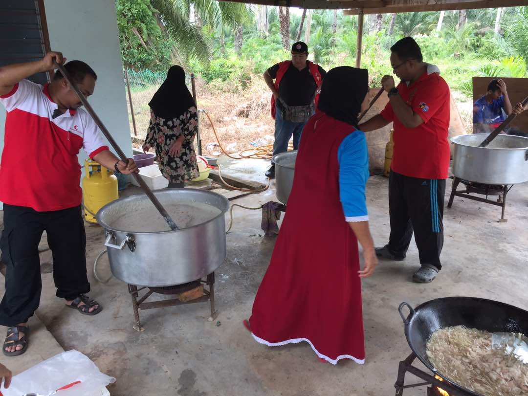 TwtMuar's tweet photo. Tahniah kepada BSMM Cabang Muar &amp; Persatuan Radio Amatur Muar Johor. Diatas sumbangan mereka menjayakan program bubur lambok. https://t.co/6U1ROO1cZY