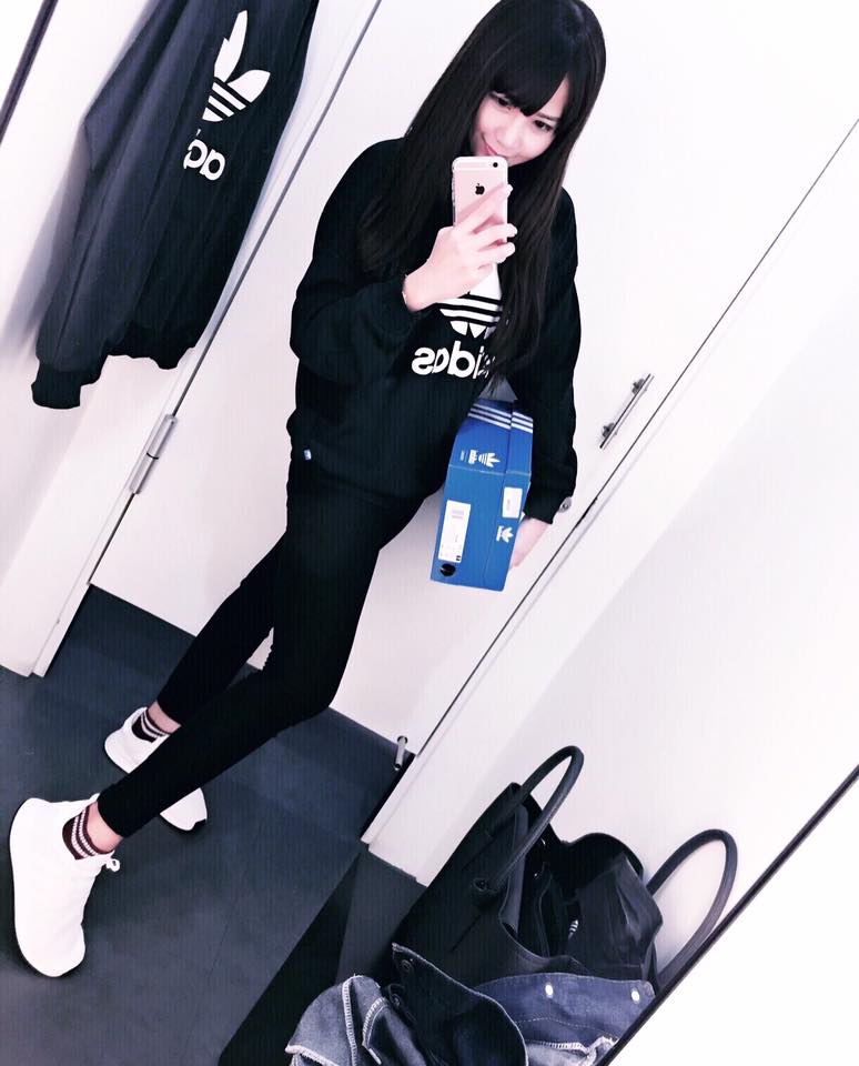 LusiLiems's tweet photo. Belanja sneaker adidas lalu hang out di mall 
ada yang mau temeinin nga yah.................😊💋
#jakarta #mall #bandung #semarang #surabaya https://t.co/7rwNc4Haa7