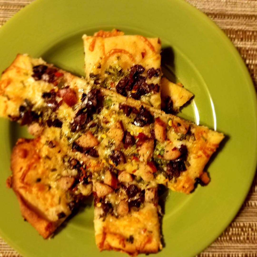 collardscaviar's tweet photo. Late evening nosh fresh chopped sage, chives, Kalamata olives and Quattro Italian cheese flatbread w/ garlic chicken sausage #itsogood #yum https://t.co/BD2iDTDGfN