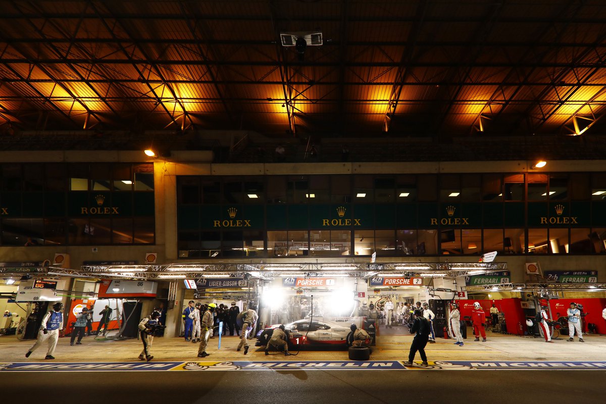 MarcOuayoun's tweet photo. Le soleil s'est levé sur Le Mans. La Porsche 919 Hybrid n°1 mène la course avec 12 tours d'avance.  #PorscheLeMans https://t.co/XMzKRJfrwn