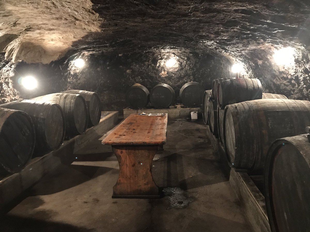 KeepExploringEd's tweet photo. Explored SW #Bulgaria, headed to S Central. #melnik is good town for #wine #Restaurants and homes have huge #winecellars. #ExploringEd https://t.co/xeprxynftV
