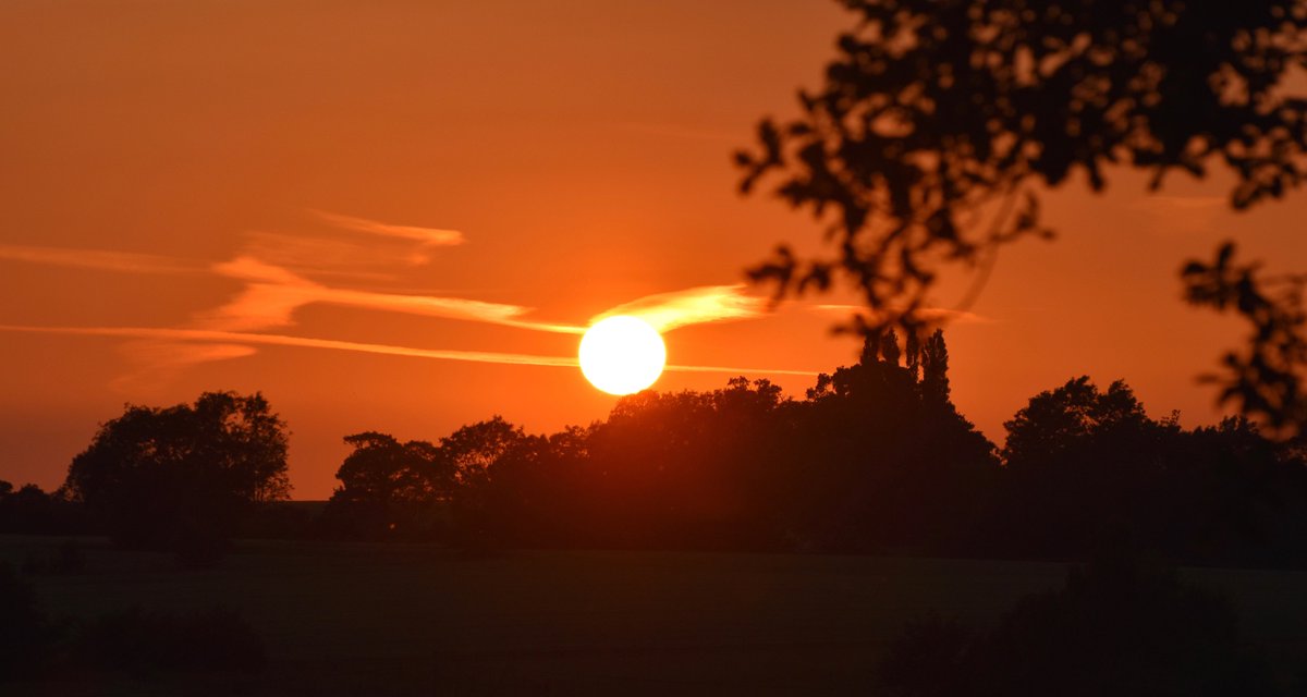 countrymousie's tweet photo. Can't help but think that last night's sunset had a touch of #TheDonald about it #trumpset @BBCWthrWatchers @carolkirkwood #Suffolk #Cloud https://t.co/LmfHIRZcIr