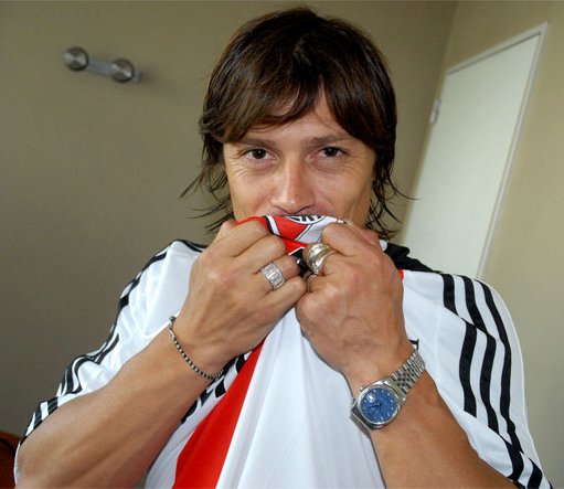 ElMasGrannde's tweet photo. AMARAS A RIVER POR SOBRE TODAS LAS COSAS. https://t.co/Z9qfTn273Z