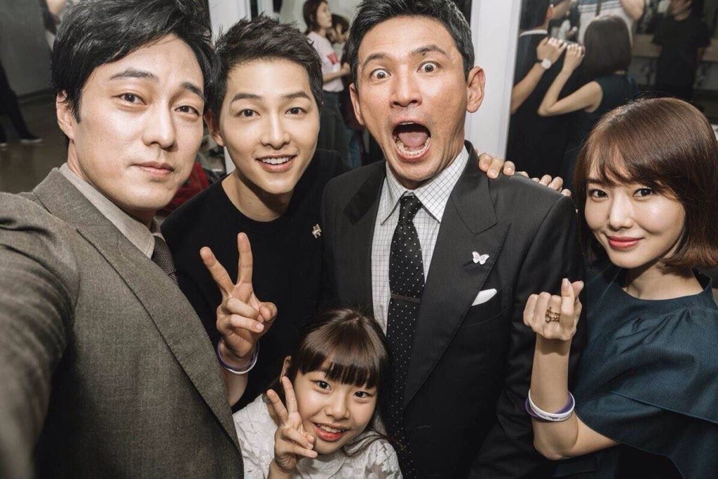 sleepless_noona's tweet photo. Backstage photo of #BattleshipIsland  Casts 😍 #군함도 #SongJoongKi #SJK #SoJiSub #SongSongCouple #NewMovie #CJent https://t.co/xPILPTJ7Ru