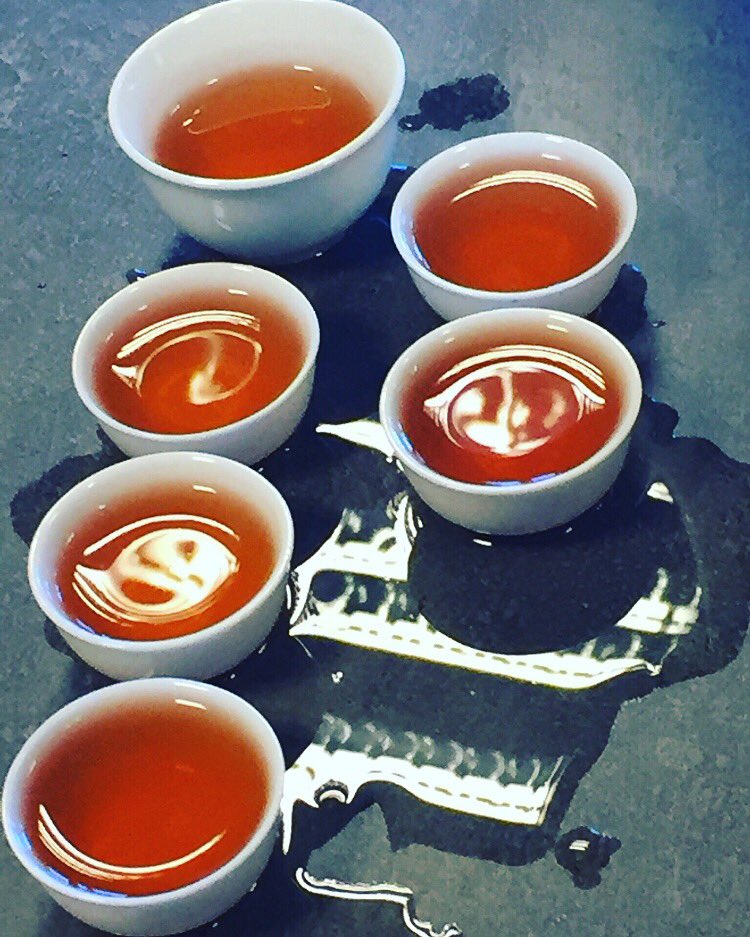 Echte stoere mannen? Die drinken thee! Zet maar snel een lekkere kop voor jouw lieve papa! #thee #vaderdag #echtemannen #papa